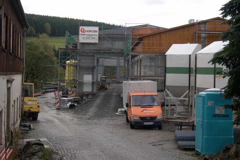Blick von der Einfahrt an der Schlösselstraße auf die Baustelle.