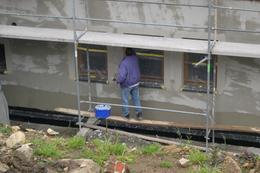 Am Mehrzweckgebäude laufen die Vorbereitungsarbeiten für den Deckputz mit dem Einstreichen der Fensterlaibung und dem Gebäudesockel.