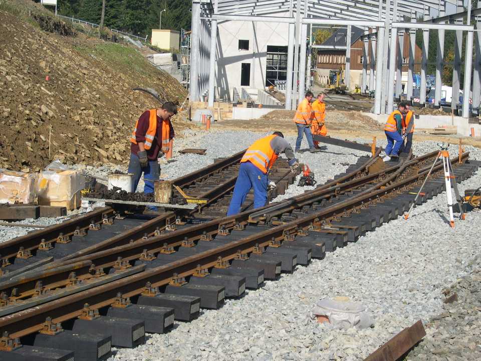 Die Gleisbauer arbeiten an den beiden Weichen A2 und A3.