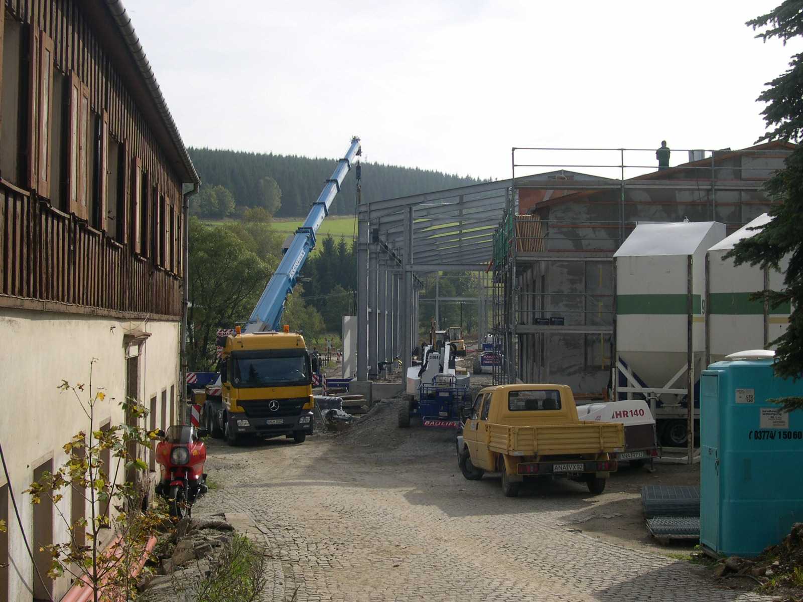 Blick von der Zufahrt an der Schlösselstraße auf die Baustelle.