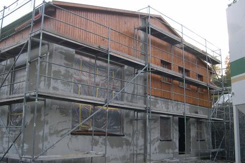 Blick auf den Stand der Arbeiten an der Holzverschalung des Mehrzweckgebäudes.
