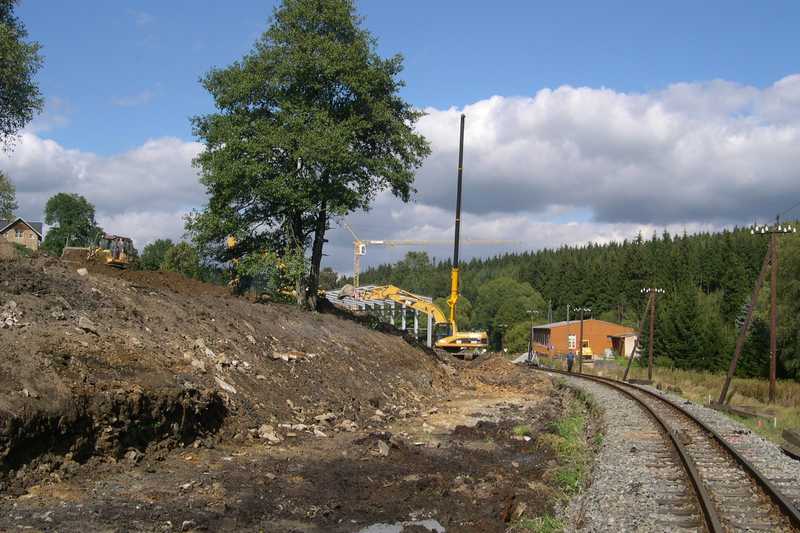 Durch die Geländeprofilierung und die Herstellung des Erdplanums für die Gleisanlage ist der Blick auf die Fahrzeughalle jetzt bereits eher frei, wenn man sich aus Richtung Bahnhof Jöhstadt der Baustelle nähert.