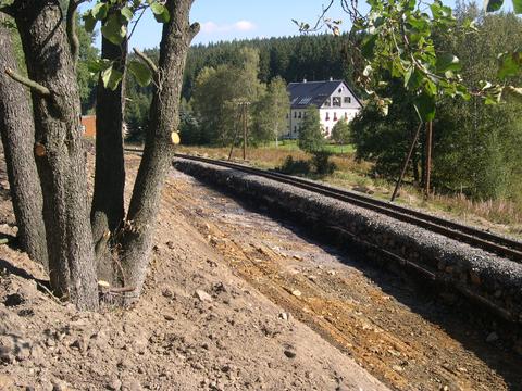 Teilweise musste der Erdboden erheblich tiefer als vorgesehen ausgehoben werden, um dem Gleis im Bodenaufbau auch die notwendige Stabilität sichern zu können.