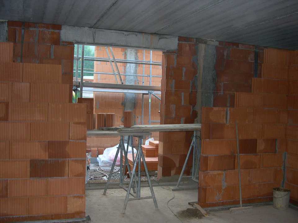Der Türbereich des Lagerraumes im Mehrzweckgebäude ist in Arbeit.