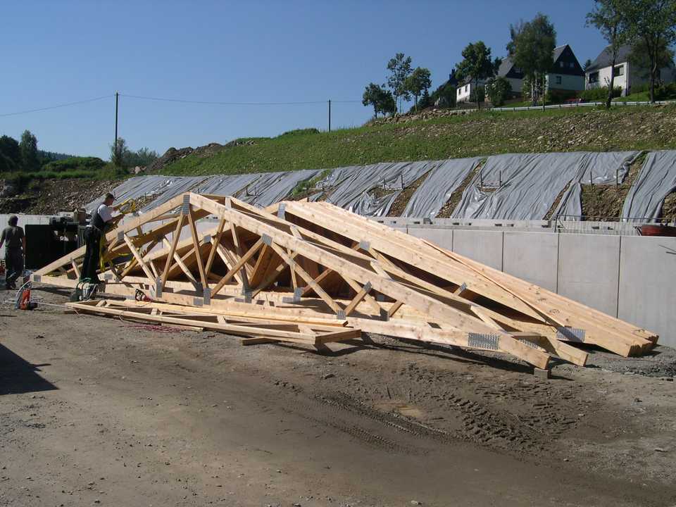 Die ersten Dachbinder werden für den Einbau auf dem Mehrzweckgebäude vorbereitet.