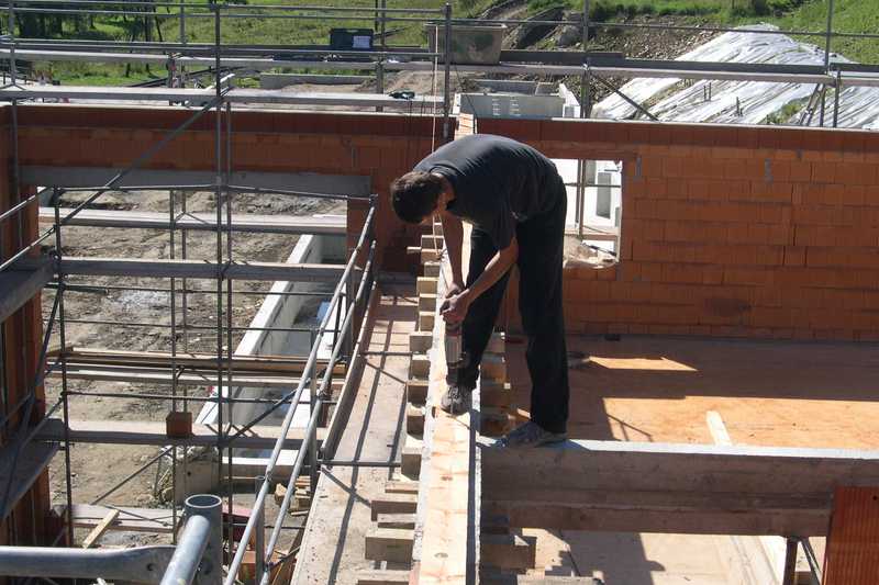 Die Unterlagsbretter für die Auflage der Dachbinder werden auf dem Ringanker befestigt.