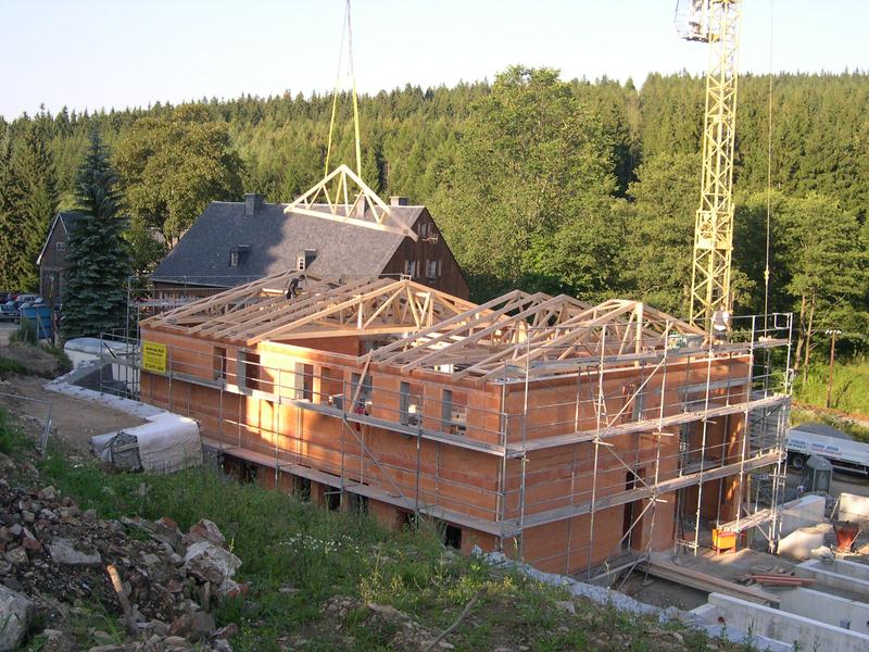 Inzwischen sind bereits ein Großteil der Dachbinder auf dem Mehrzweckgebäude aufgesetzt.