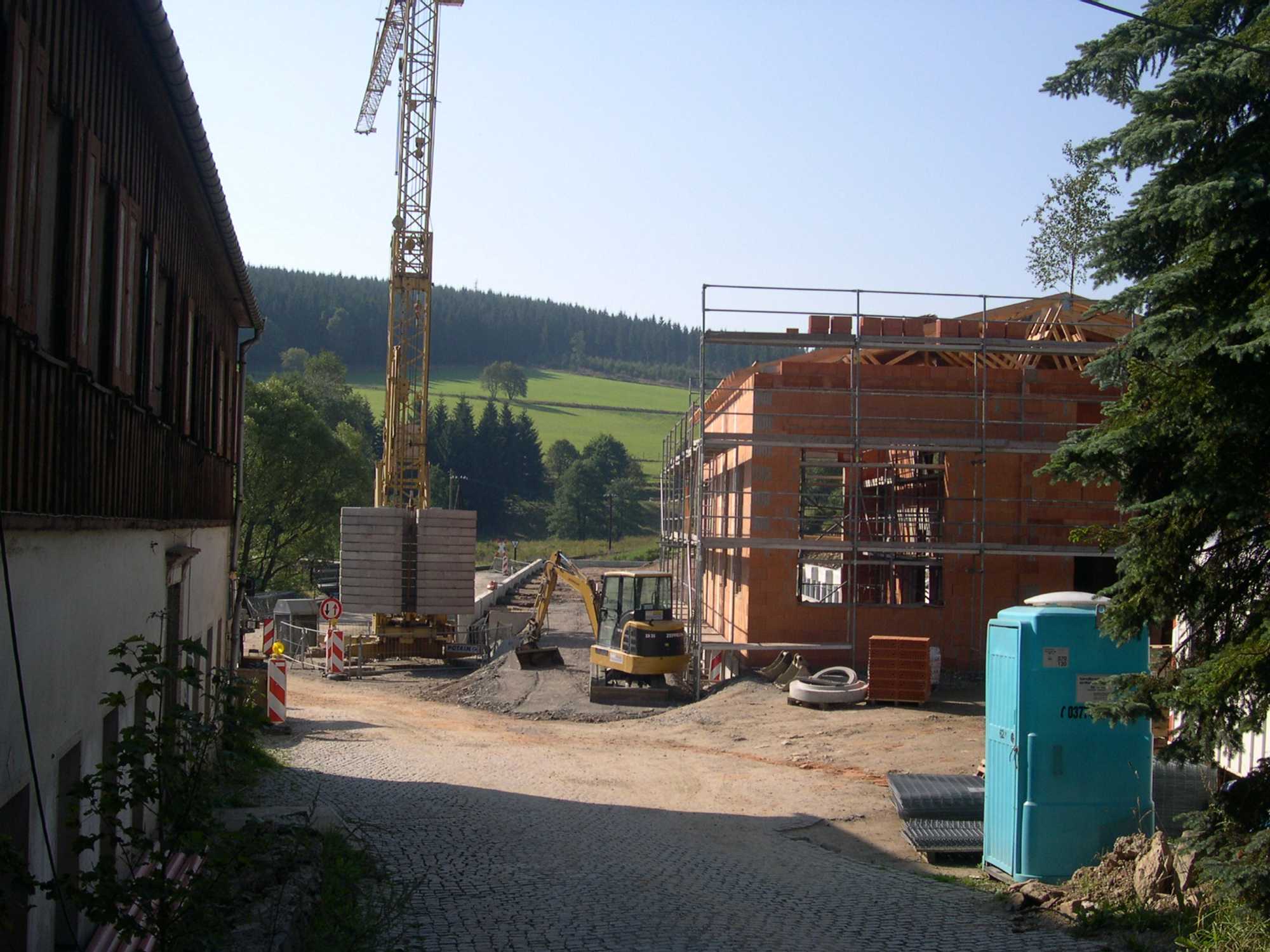 Blick von der Einfahrt an der Schlösselstraße auf die Baustelle.