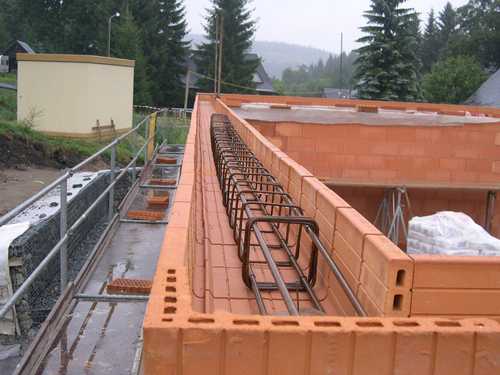 Der Ringanker als Auflager für die Dachbinder wird noch vollständig mit Bewehrung ausgelegt und dann betoniert.