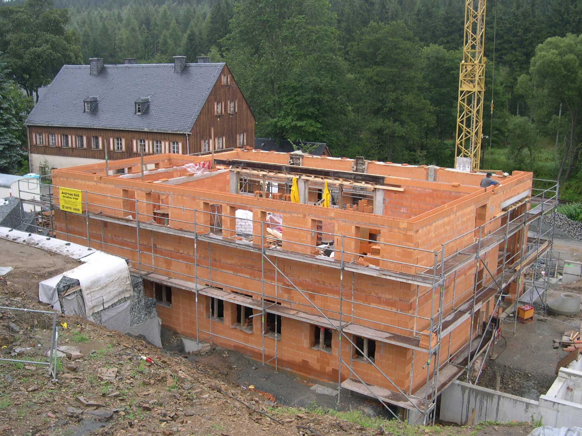 Der Rohbau des Mehrzweckgebäudes ist fast fertig, das Betonieren des Ringankers als Auflager für die Dachbinder ist in Vorbereitung.