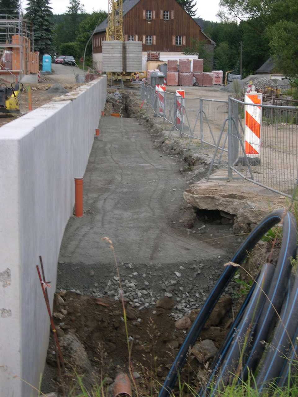 Die Arbeiten zur Verlegung der Entwässerungsleitung an der Hallenfront am Paschweg haben begonnen.