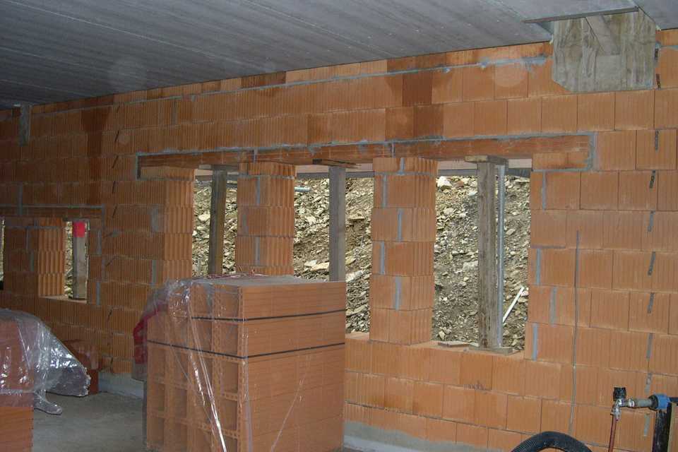 Die drei Fenster gehören zum künftigen Lagerraum im Erdgeschoß des Mehrzweckgebäudes.