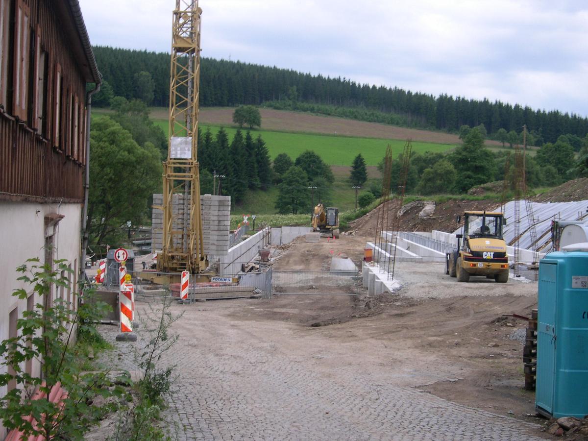 Blick auf die Baustelle von der Einfahrt an der Schlösselstraße aus gesehen.