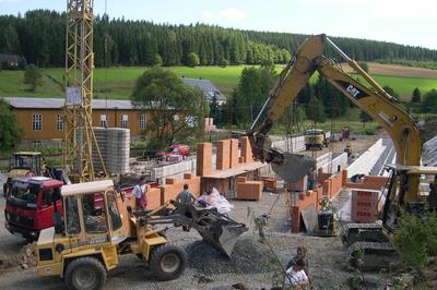 Aktivitäten auf der Baustelle des Mehrzweckgebäudes.