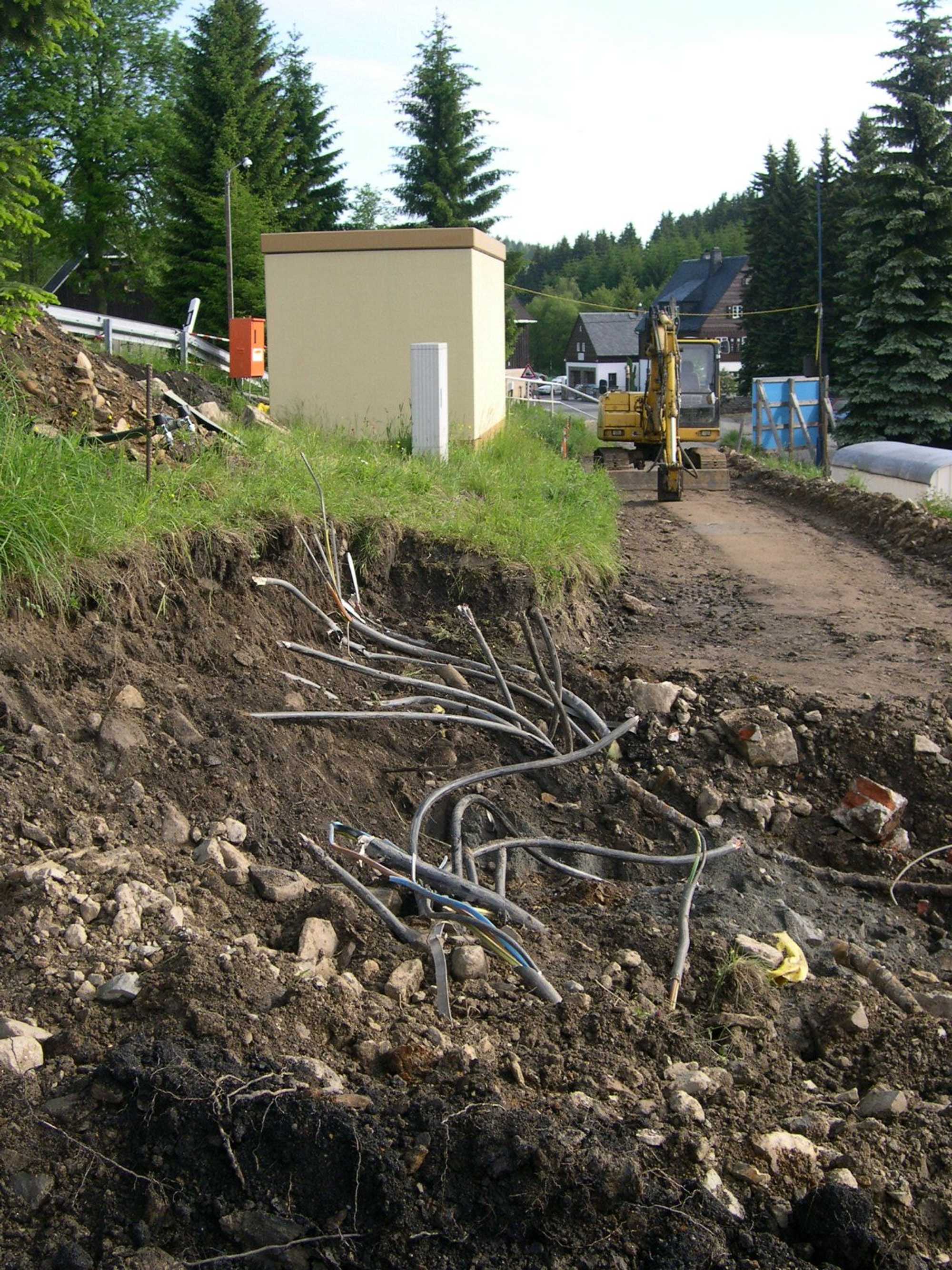 Wegen dieser unerwarteten Kabel konnte erst nach Neuverlegung der Energieversorgungsleitungen die Geländebereinigung für das Mehrzweckgebäude beginnen.