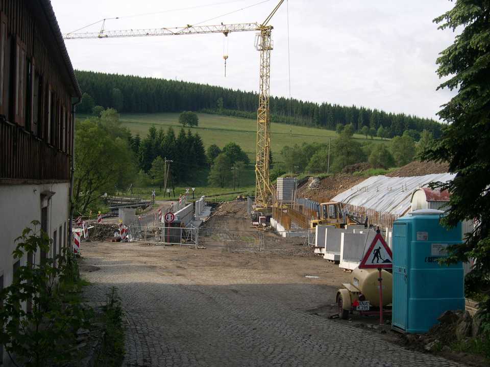 Blick vom Einfahrtsbereich an der Schlösselstraße auf die Baustelle.