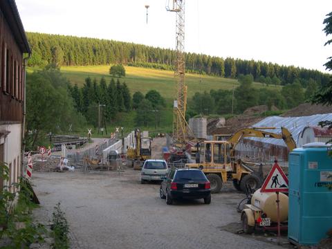 Blick von der Einfahrt von der Schlösselstraße auf das Baugelände.