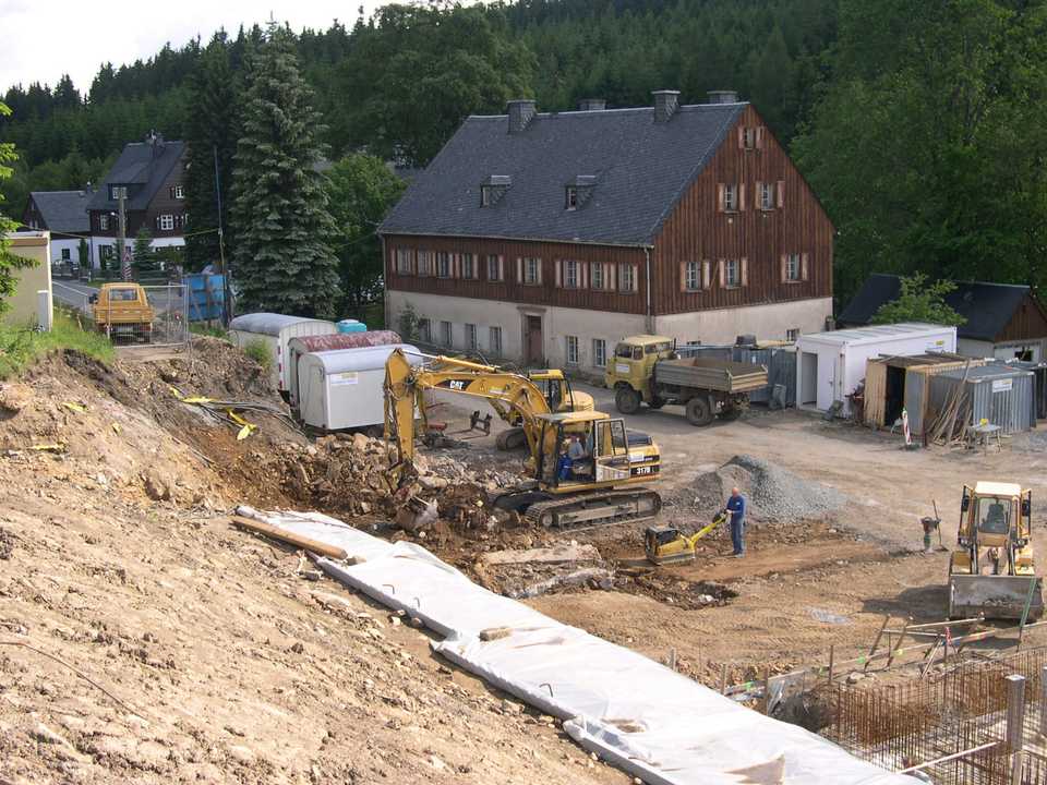 Weitere Geländeregulierungsarbeiten am künftigen Standort des Mehrzweckgebäudes