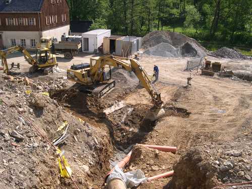 Der alte Abwasserkanal ist nun verrohrt und wird verfüllt, um mit den Fundamentarbeiten für das Mehrzweckgebäude beginnen zu können.