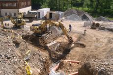 Der alte Abwasserkanal ist nun verrohrt und wird verfüllt, um mit den Fundamentarbeiten für das Mehrzweckgebäude beginnen zu können.