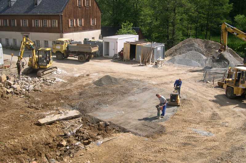 Die Grube des ehemaligen Abwasserkanals wird geschlossen, jetzt besteht endlich Baufreiheit für das Fundament des Mehrzweckgebäudes.