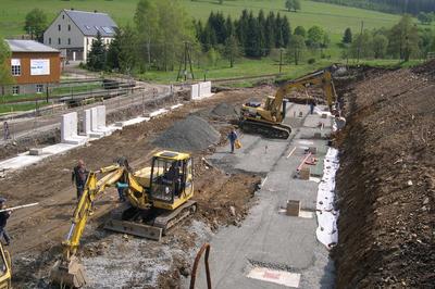 Der Unterbau für das künftige Gleis 3 mit tiefer liegendem Arbeitsbereich entsteht.