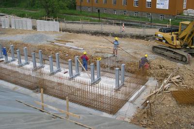 Blick vom Hang auf die Arbeiten an der Stahlbewehrung für Wände und Fußboden der Arbeitsgrube Gleis 3.