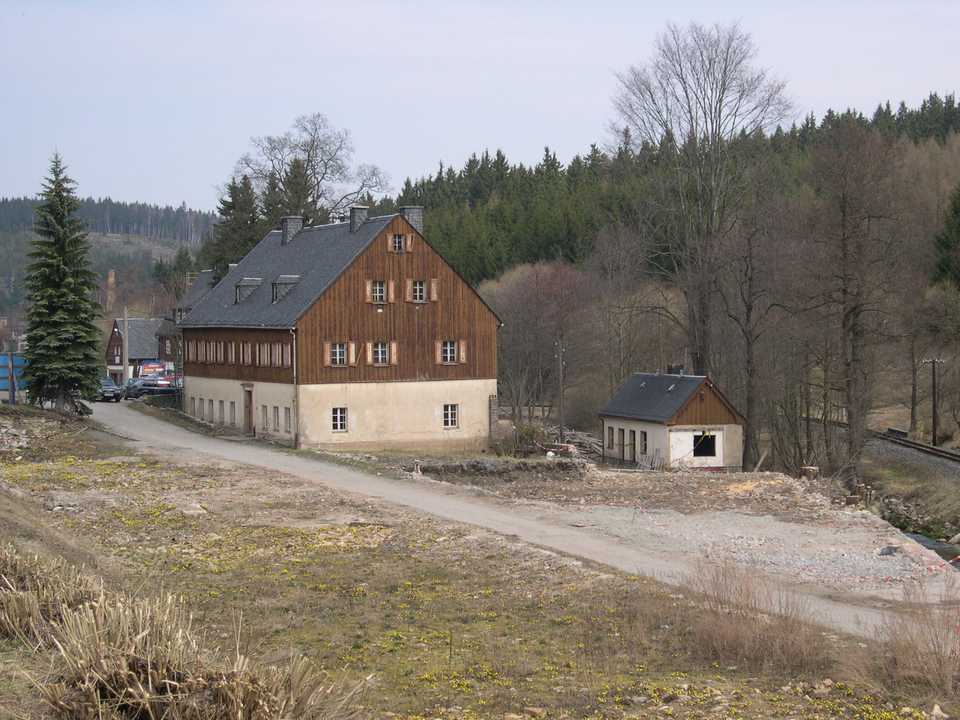 Blick über den künftigen Standort der Fahrzeughalle zum Wohnhaus am Paschweg.