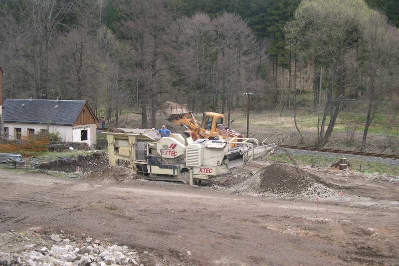 Die Zerkleinerung des Abbruchmaterials aus der ehemaligen Wasserkraftanlage erfolgt mit dieser mobilen Brecheranlage.