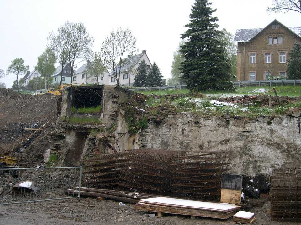 Abgelagerte Stahlmatten für Fundament und Hallenfußboden vor den Resten der ehemaligen Wasserkraftanlage … im Schnee.