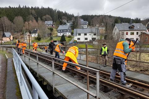 Neben einer Reinigung des Gleises erfolgt auch die Kontrolle und Nachbearbeitung der Schienenbefestigungen.