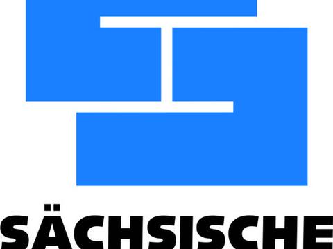 Logo des Auftragnehmers für die Bauleistungen zur Erneuerung der Eisenbahnüberführung der Preßnitztalbahn im Bahnhof Schlössel, der Firma Sächsische Bau GmbH aus Dresden.