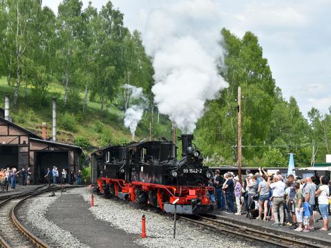 Gemeinsam in den Bahnhof: IV K 99 1542-2 und 99 1568-7 fahren Pfingsten 2022 in Jöhstadt ein
