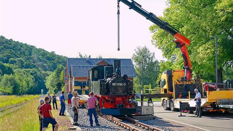 IV K 99 1594-3 wird in Wilkau-Haßlau abgeladen. Hier liegt ein 73 Meter langes Traditionsgleis.