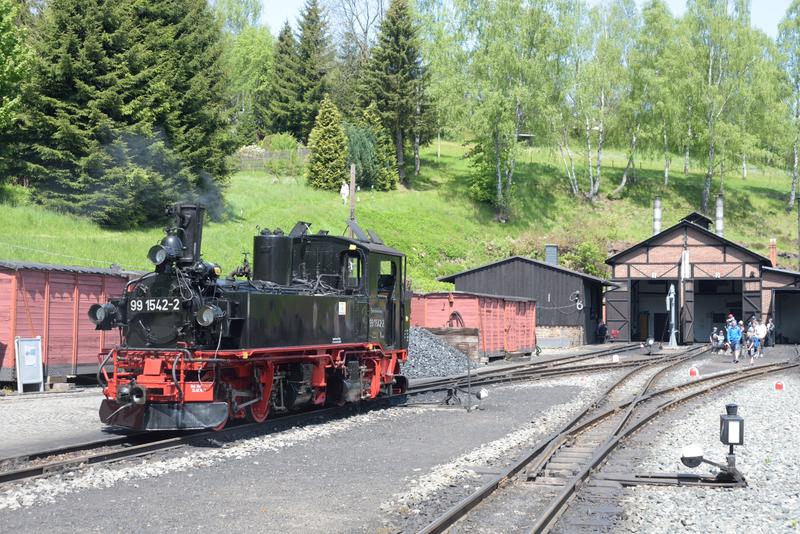 99 1542-2 wird in einer Zugpause in Jöhstadt am Kohlebansen mit neuen Brennstoffen versorgt.