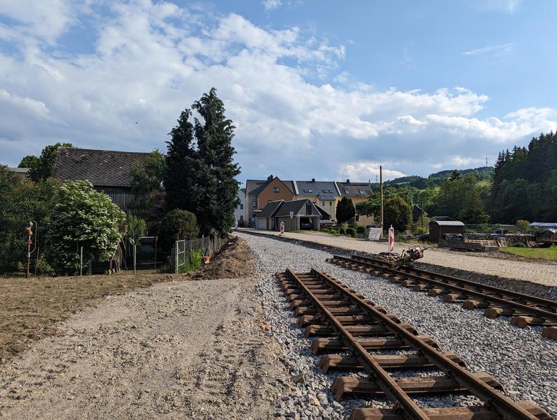 Bis zur Einbauposition der Ausfahrweiche in Richtung Steinbach sind die Gleisjoche ausgelegt.