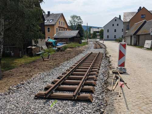 Zwischen dem Platz für die Einfahrweiche aus Richtung Steinbach und dem Bahnübergang Wiesenweg liegen bereits drei Gleisjoche ausgelegt.