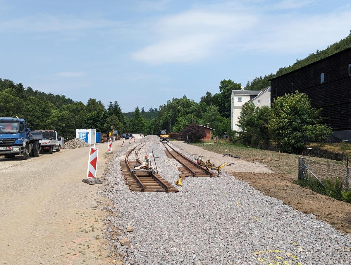 Der südliche zweigleisige Abschnitt im Bahnhof hat inzwischen ausgelegte Gleise bekommen und mit dem Einschottern wurde ebenfalls bereit begonnen.