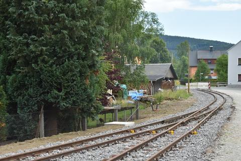 Die Ausfahrtweiche aus dem Bahnhof in Richtung Steinbach ist eingebaut.