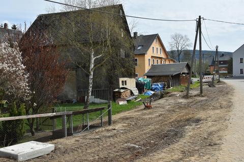 Der Gleisabschnitt zwischen Bahnübergang Wiesenweg und der Einfahrweiche aus Richtung Steinbach ist für den Tiefenaushub des Erdmaterials vorbereitet.