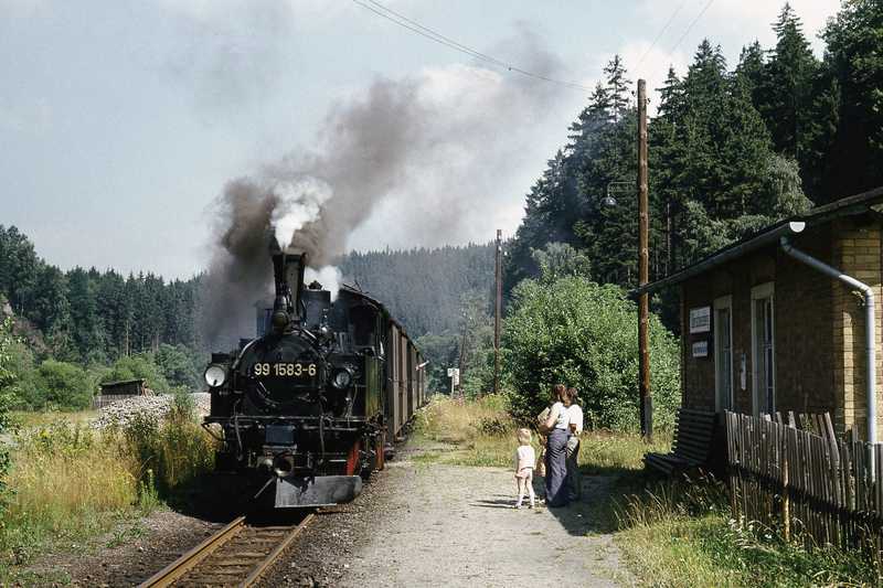 IV K 99 1583-6 mit Zug am Haltepunkt Oberschmiedeberg (Sommer 1975).