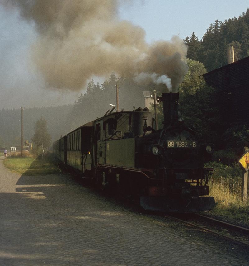 Ein Zug mit IV K 99 1582-8 in Richtung Jöhstadt hält in Oberschmiedeberg, Blick von der Ladestraße aus.