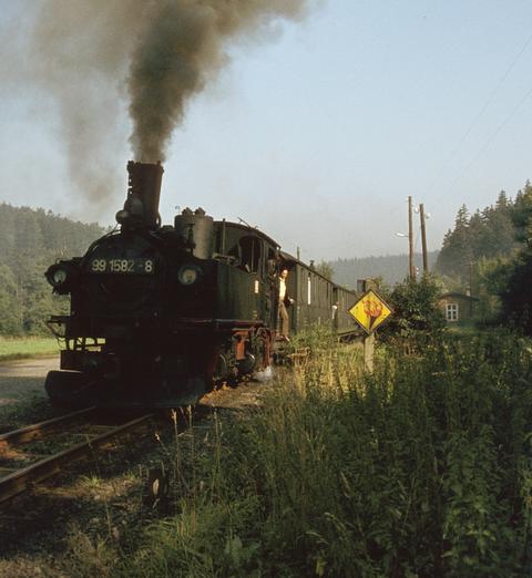 Ein Zug mit IV K 99 1582-8 in Richtung Jöhstadt hält in Oberschmiedeberg, Blick von der Bahnsteigseite aus, der natürlich nicht lang genug für den Zug ist.