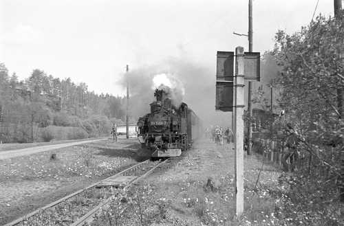 99 1568-7 mit einem Zug am Bahnsteig Oberschmiedeberg in Richtung Jöhstadt.