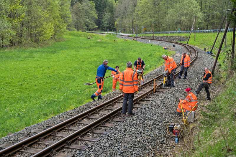 Arbeitstrupp am Gleis oberhalb des Bahnüberganges der Straße nach Grumbach.