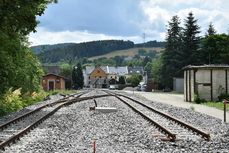 Blick entlang des - bis auf das Anschlussgleis am Stationsgebäude - fertig gebauten Bahnhof Oberschmiedeberg.