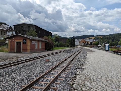 Die Gleisarbeiten im Bahnhof Oberschmiedeberg sind (bis auf das Anschlussgleis am Stationsgebäude) abgeschlossen.