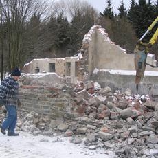 Mit dem Pickhammer am Abbruchbagger geht es an das alte Mauerwerk.