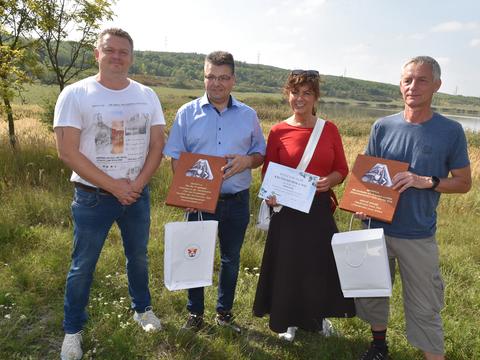 Gruppenfoto mit dem Überreichenden Ivo Diviš und Gerald Seifert (Preßnitztalbahn) sowie Eva Marikova und Stanislaw Brož die zu einer Initiative gehören, die sich um die Rekultivierung der Tagebaulandschaft im böhmischen Becken verdient macht.