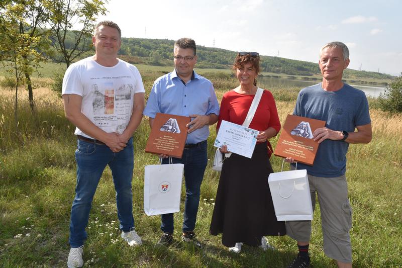 Gruppenfoto mit dem Überreichenden Ivo Diviš und Gerald Seifert (Preßnitztalbahn) sowie Eva Marikova und Stanislaw Brož die zu einer Initiative gehören, die sich um die Rekultivierung der Tagebaulandschaft im böhmischen Becken verdient macht.